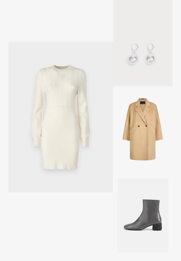 Beige wollen jas met brede revers, twee donkere knopen, schuine steekzakken en een relaxte, oversized pasvorm, getoond aan een hanger.; Gebreide jurk in crème met ribbelstructuur, met lange mouwen, een aansluitende pasvorm en een ronde hals. Verfraaid met subtiele details.; Grijze leren enkelboot met een slank ontwerp, spitse neus en een korte blokhak. Gladde textuur met minimale merkvoering aan de zijkant.; Zilveren druppeloorbellen met gladde, ronde, reflecterende oppervlakken die hangen aan klapring-sluitingen. Achtergrond is puur wit.