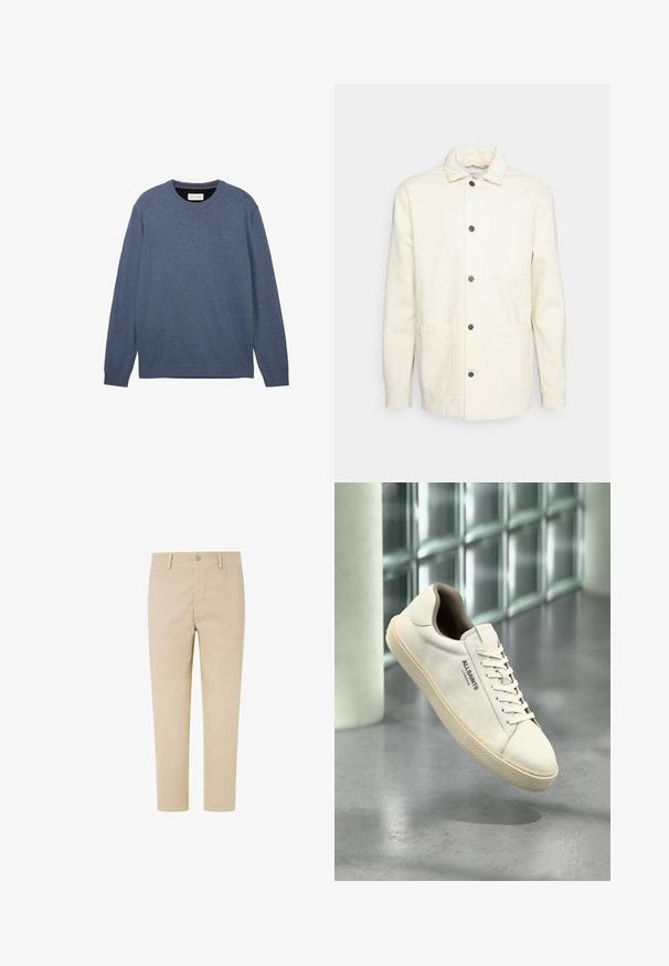 KnowledgeCotton Apparel Let jakke / Sommerjakker - raw cotton; Crewneck sweater i mørkeblå, fremstillet af blødt stof med en glat tekstur, der har lange ærmer og ribbede manchetter samt kant.; Beige bomulds chinos med slim fit, knaplukning og sidelommer; glat tekstur og cropped længde ved anklerne.; Hvid lærreds-sneaker med beige sål og snørebånd, "AllSaints London" logo på siden, svævende over en grå poleret gulv nær glasblokke.