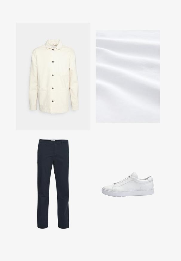 KnowledgeCotton Apparel Let jakke / Sommerjakker - raw cotton; Blødt, glat hvidt stof med subtile vandrette folder og et fint, struktureret vævemønster, jævnt oplyst uden skygger.; Mørkeblå bukser lavet af en blanding af bomuldsstof. Har et klassisk design med forlommer og lynlås. Glat tekstur.; Hvid low-top lædersneaker med en tyk sål, snørelukning og minimale syningsdetaljer, vist i profil mod en hvid baggrund.