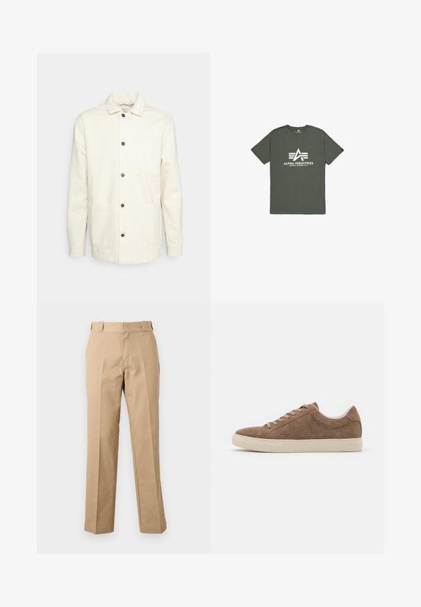 KnowledgeCotton Apparel Veste légère - raw cotton; T-shirt en coton olive avec des manches courtes et un col rond. Présente un logo "Alpha Industries" blanc et un design de rayures diagonales.; Pantalon beige droit avec passants de ceinture, fermeture éclair à l'avant et plis marqués, présenté sur un fond blanc uni.; Baskets décontractées en daim marron avec une silhouette basse, semelle en caoutchouc beige et six trous de lacet. Bout rond et design minimaliste.