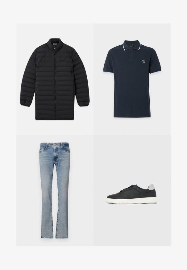 Zwarte gewatteerde lange jas met voorrits, ritszakken aan de zijkant en opstaande kraag, met het EA7 Emporio Armani-logo op de borst en binnenkant van de kraag.; Donkerblauw poloshirt met korte mouwen en lichtblauwe bies op de kraag en mouwen, twee knopen en een klein meerkleurig zebra-logo op de borst.; Lichtblauwe flared jeans van denim met een middelhoge taille, vijf zakken en een verantwoorde afwerking, voorzien van een rits en metalen knoopsluiting.; Zwarte lage sneaker met witte zool en grijze hieltab, zijaanzicht op een effen witte achtergrond.