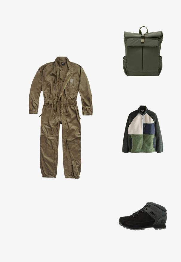 Fleece jack met groene en crèmekleurige panelen, hoge kraag, ritssluiting en een marineblauwe borstzak. Textuurstof.; Olijfgroene utility jumpsuit gemaakt van duurzaam materiaal, met een rits aan de voorkant, een elastische tailleband en meerdere zakken op de romp en benen.; Zwarte wandelschoenen met grijze synthetische accenten, een gevoerde kraag en vetersluiting. Geverfde bovenkant met logo-detail aan de zijkant.; Olivengroene rolltoprugzak met voorvak met klep, metalen gespsluiting, zijvakken en gevlochten bovenhandvat.