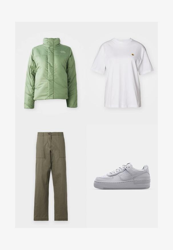 Hellgrüne Pufferjacke mit hohem Kragen, Reißverschluss und genähten Nähten. Mit Logo auf der Brust und glatter, glänzender Stoffoberfläche.; Weißes Baumwoll-T-Shirt mit lockerem Schnitt, kurzen Ärmeln und einem kleinen gestickten Logo auf der linken Brustseite.; Olivgrüne Baumwollhosen mit geradem Bein, zwei großen Seitentaschen und einem Knopfverschluss an der Taille.; Graue Nike Air Force 1 Sneaker mit perforierter Zehenpartie, Obermaterial aus glattem Leder, dicker Sohle und geprägtem 'AIR'-Detail an der Ferse.