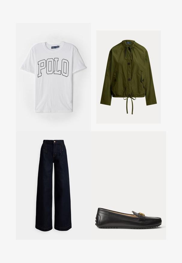 Olijfgroene jas gemaakt van lichtgewicht stof, met een taillekoord, twee zakken aan de voorkant en een knoopsluiting met een funnelnek.; Witte katoenen t-shirt met een zwarte omlijning van het woord "POLO" op de voorkant, korte mouwen en een ronde hals.; Wijde donkere denim jeans met een hoge taille, plooien aan de voorkant, contrasterende oranje stiksels en een knoopsluiting in de taille.; Zwarte leren loafer met gouden gespdetail en rubberen zool met noppen, zijaanzicht op witte achtergrond.
