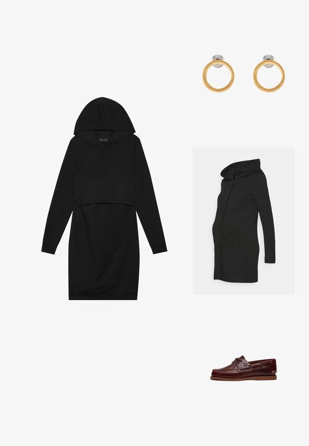 Musta äitiysparkatakki, jossa on istuva leikkaus, pitkät hihat ja iso huppu. Valmistettu sileästä kankaasta, jossa on siisti siluetti.; Mustahdăpullover mustara cu glugă, mâneci lungi și design scurt. Fabricat dintr-un material moale cu o textură netedă și manșete cu model ondulat.; Ruskea nahkainen purjehduskengät nauhoilla, ompeluilla ja Timberlandin logolla sivulla, esitetty valkoisella taustalla.; Kultahtavat metallikorvakorut, joissa on pyöreät puuakkesit, joissa on sileä pinta ja minimalistinen muotoilu. Siluetti korostaa yksinkertaisuutta.