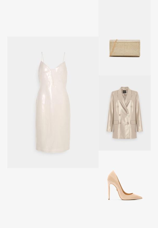 Beige metallic dubbelgeknoopte blazer met zes knopen, revers met inkeping en twee klepzakken, plat uitgestald op een witte achtergrond.; Paillettenkleed in lichtbeige met een V-hals, dunne bandjes. Slim fit met een zoom tot op de knie. Soepele textuur met reflecterende pailletten.; Naaktkleurige pumps van lakleer met hoge hak, puntige neus, slank silhouet en een stilettohak, met een gladde, glanzende textuur.; Gouden metallic clutch met een gestructureerd oppervlak, voorzien van een kettinghengsel en een rechthoekige vorm, ontworpen voor avondgebruik.