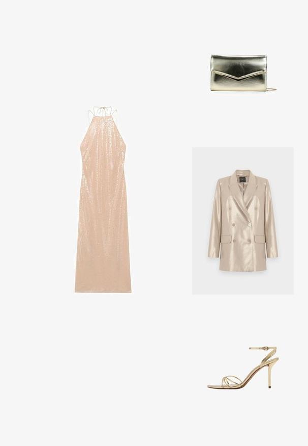 Blazer metálico beige de doble botonadura con seis botones, solapas con muesca y dos bolsillos con solapa, presentado plano sobre un fondo blanco.; Vestido largo sin mangas en beige claro con cuello halter y lazo en la espalda. Cubierto de lentejuelas, con una silueta fluida y textura suave.; Sandalia dorada de tacón alto con tiras finas sobre los dedos y una correa en el tobillo con cierre de hebilla sobre un fondo blanco.; Bosanova Bandolera - oro