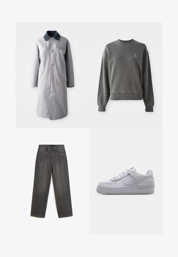 Grijze lange jas van duurzaam materiaal met een corduroy kraag, voorknopsluiting, twee zijzakken en een borstzak met een logo patch.; Grijze pullover sweatshirt van een gladde katoenmix, met een ronde hals, geribbelde manchetten en een klein logopatch op de linkerkant van de borst.; Grijze wijde jeans van denim. Heeft vijf zakken, een sluiting met een knoop en ritssluiting aan de voorkant, en subtiele vervaging op de stof.; Grijze Nike Air Force 1 sneaker met geperforeerde neus, glad leren bovenwerk, dikke zool en verhoogde 'AIR' details op de hiel.