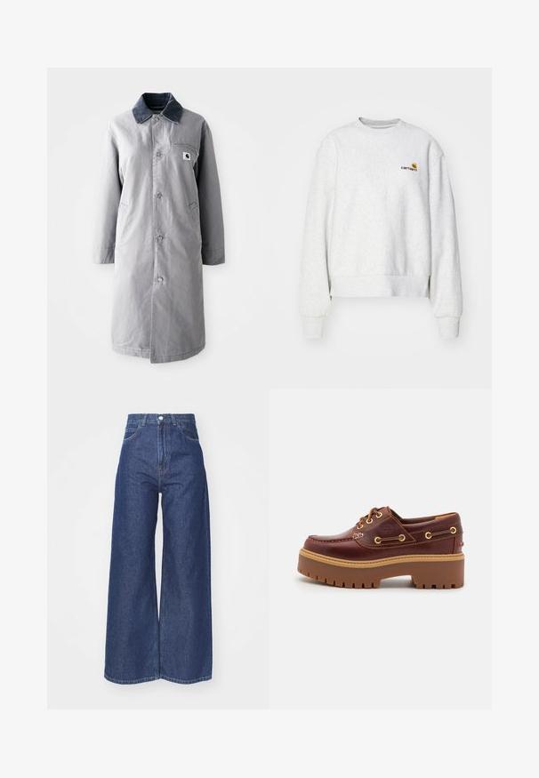 Grijze lange jas van duurzaam materiaal met een corduroy kraag, voorknopsluiting, twee zijzakken en een borstzak met een logo patch.; Grijze crewneck sweatshirt van een zachte stof met geribbelde manchetten en onderrand; voorzien van een geborduurd logo op de borst in geel en bordeauxrood.; Wijd-uitlopende jeans van donkerblauwe denim. Hoge taille met een ritssluiting en knoopsluiting. Bevat klassieke vijf-pocket styling en gezoomde randen.; Bruine leren botenschoenen met een stevige bruine rubberen zool, gouden ogen en contraststiksels. Heeft een logo aan de zijkant.