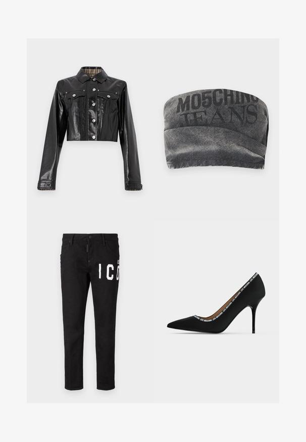 Rabanne Cowboyjakker - black; Sort denim bandeau med en tekstureret overflade og trykt "MO5CHING JEANS" i fed skrift. Har et glat kurvet design og stikninger i kanterne.; Sorte denim jeans med slim fit. Har hvid grafisk tekst på fronten, fem lommer og knaplukning. Glat tekstur.; Sort spids højhælet sko med stiletthæl og "LOVE MOSCHINO" tekstkant langs åbningens kant, sidevisning på hvid baggrund.