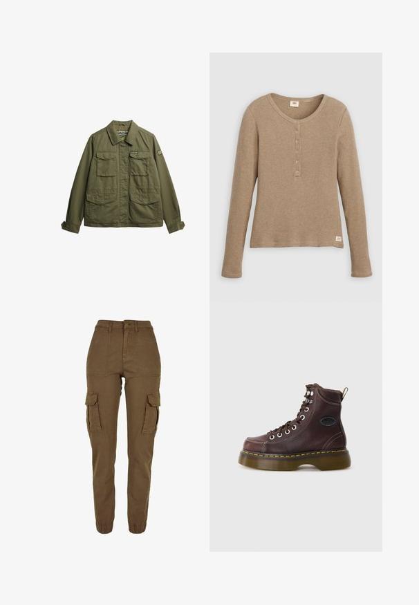 Olivenfarvet jakke lavet af letvægtsstof, med krave, to brystlommer og knapmanchetter. Brandlogo på ærmet.; Beige henley-shirt i vaffelstrik med lange ærmer, rund halsudskæring og fem-knaps lukning, vist fladt mod hvid baggrund.; Brune cargo bukser lavet af bomuld med en tapered fit, der har sidelommer, knaplukning og samlede manchetter for ekstra komfort.; Brun læder ankelstøvle med tekstureret overflade, sølv øjer og gul syning. Har en kraftig gennemsigtig sål og en trækstrop.