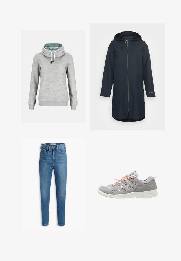 Lange marineblauwe jas met een capuchon, rits aan de voorkant, twee zijzakken en elastische koordjes. Gemaakt van een gestructureerde stof met een subtiel patroon.; Lichtgrijze hoodie met lange mouwen, hoge kraag, witte trekkoorden, kangoeroezak aan de voorkant en geribde boorden en zoom, weergegeven op een effen achtergrond.; Hoge taille blauwe jeans van denim, met een klassiek vijf-pocket ontwerp, gestikt detail en een slim fit met taps toelopende benen.; Lichte grijze sportieve schoen met gaaspanelen, oranje veters en een witte rubberen zool. Heeft een textuurontwerp en een gewatteerde kraag.