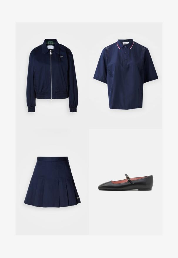 Námornícky modrá skrátená bunda vyrobená z hladkej látky, s predným zipsom, elastickými manžetami a nenápadným logom na hrudi.; Námornícky modrá polokošeľa s krátkym rukávom a gombíkovým zapínaním, kontrastný golier s červenými a bielymi akcentmi a perforované bočné panely pre lepšiu priedušnosť.; Námornícka plisovaná sukňa s priliehajúcim pásom, vyrobená z hladkého materiálu. Obsahuje malé logo Lacoste na leme.; Čierna kožená plochá topánka s špicatou špičkou a členkovým remienkom, ktorý má zlatú sponu. Hladký povrch s mierne lesklým finišom.