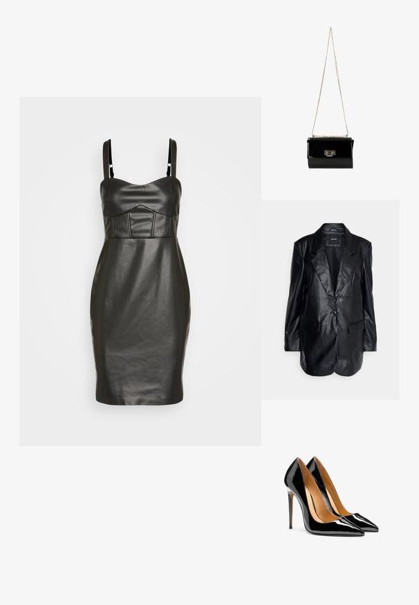 Vero Moda Tall VMOLIVIA - Korte frakker - black; Sorth faux læderkjole med en tætsiddende silhuet, tynde stropper og en struktureret, polstret skjorte med lodrette sømme. Glat tekstur.; Par af blanke sorte højhælede sko i laklæder med spids tå og stiletter samt lysebrun indvendig foret på hvid baggrund.; Sort patentlæder håndtaske med en guldkæde-strop, rektangulær form, med en frontklaplukning og et metallisk logo-accent.