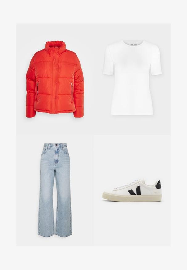 Replay Winterjacke - red fire; Weißes T-Shirt mit kurzen Ärmeln und Rundhalsausschnitt, schlanker Passform und gerippter Stoffstruktur, dargestellt vor einem schlichten hellgrauen Hintergrund.; Helle blaue Jeans im weiten Schnitt mit hoher Taille, klassischem Fünf-Taschen-Design und kontrastierenden Nähten. Unfinished Saum am unteren Ende.; Weißes Leder-Sneaker mit schwarzem Gummi-V-Logo. Strukturierte cremefarbene Sohle, weiße Schnürsenkel und Fersendetail in Schwarz mit dem Markennamen.
