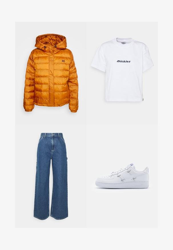 Orange pufferveste med hætte, fremstillet af skinnende, quiltet materiale. Har trykknaplukning og et lille logo på brystet.; Dickies LORETTO TEE - T-shirts print - white; Bredde ben blå denimbukser med høj talje, kontrastsyede sømme og sidelommer, med et klassisk fem-lomme design og rå kanter.; Nike Sportswear AIR FORCE 1 - Sneakers - white/hyper royal/black
