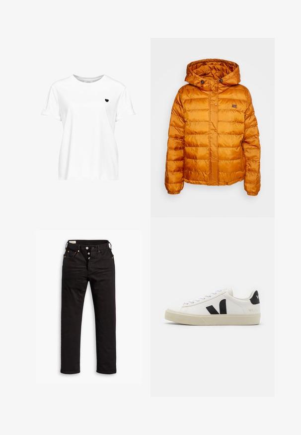 Oranje pufferjack met een capuchon, gemaakt van glanzend, gewatteerd materiaal. Voorzien van een drukknopen sluiting en een klein logo op de borst.; Wit T-shirt met korte mouwen met een kleine zwarte hartgrafiek op de linkerborst en een ronde hals.; Zwarte rechtlopende jeans met knoopsluiting, voor- en achterzakken, en koperen klinknagels op een witte achtergrond.; Witte leren sneaker met zwart rubberen V-logo. Getextureerde off-white zool, witte veters en een achterkant met een detail van de merknaam in het zwart.