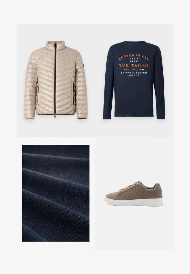 TOM TAILOR LIGHTWEIGHT JACKET - Übergangsjacke - light cashmere; Marineblaue Langarmshirt mit Rundhalsausschnitt, bedruckt mit orangefarbenem und weißem Text: "VERWURZELT IN QLY COASTAL CREW TOM TAILOR 1962 ORIGINAL CUSTOM GOODS."; Dunkelblaue Denim-Stoff mit geripptem Muster, das Falten und Wellen zeigt und somit sein Gewicht und seine Strapazierfähigkeit betont.; Braune Wildledersneaker mit flachen weißen Gummisohlen, Schnürdesign, abgerundete Zehen und einer glatten Textur. Minimalistischer Stil mit dezenten Nähdetails.