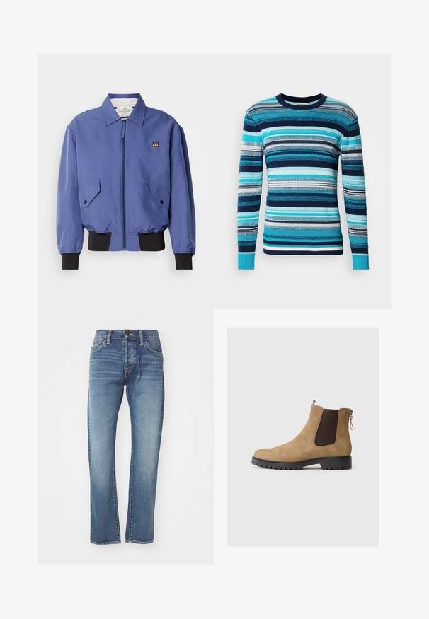 Blaue Bomberjacke mit Frontreißverschluss, zwei schrägen Taschen sowie schwarzen, gerippten Bündchen an Ärmeln und Saum. Verziert mit einem gestickten Kronenmotiv auf der Brust.; Strickpullover mit Rundhalsausschnitt, versehen mit horizontalen Streifen in verschiedenen Blautönen, Weiß und Grau. Weicher Stoff, lange Ärmel.; Blaue Denim-Jeans mit geradem Schnitt, mittlerer Waschung, fünf Taschen und subtilen Ausbleichungen. Enthält einen klassischen Bund und Gürtelschlaufen.; Beige Wildleder-Stiefelette mit runder Zehenpartie, elastischen Seitenpaneelen, einer hinteren Zuglasche und einer strukturierten Gummisohle für guten Halt.