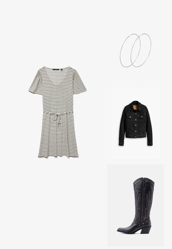 Schwarze Jeansjacke mit zwei Brusttaschen, silbernen Knopfverschlüssen und einem klassischen Kragen. Glatte Textur mit kontrastierenden Nähten.; Gestreiftes Kurzarmkleid aus leichtem Stoff. Mit V-Ausschnitt, tailliertem Schnitt mit Kordelzug und abwechselnd schwarzen und weißen Streifen.; Schwarze Cowboy-Stiefel aus Leder mit spitzer Zehenpartie, sichtbarer Nahtführung, silbernen Nietenakzenten und Reißverschluss auf der Innenseite.; Silberne Creolen mit minimalistischem Design. Rundform, glatte Oberfläche und dünnes Profil. Leichtgewichtig mit hochglänzender Oberfläche.
