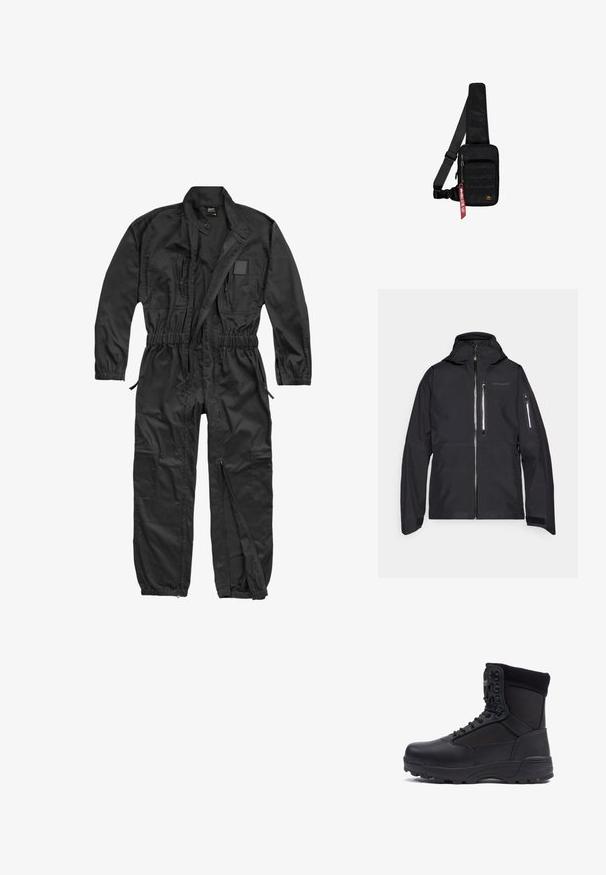 Norrøna LOFOTEN GORE-TEX JACKET - Skijacke - caviar; Brandit BRANDIT HERREN EINSATZKOMBI - Jumpsuit - black; Schwarzer taktischer Stiefel mit einem glatten Lederoberteil und Stoffpaneelen, hoher Knöchelgestaltung, schnürbarem vorderen Teil und robustem Gummisohle.; Schwarze Umhängetasche aus strukturiertem Stoff. Ausgestattet mit einem Reißverschluss-Hauptfach, einer vorderen Tasche mit Gurtband, verstellbarem Riemen und einem dekorativen Anhänger.