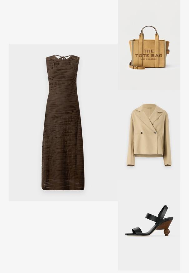 Beige verkürzte Jacke aus weichem Stoff, mit einem Reverskragen, Doppelknopfverschluss und zwei Fronttaschen.; Ärmelloses dunkelbraunes Maxikleid mit strukturierten, gewellten horizontalen Streifen und einer kleinen Schlüssellochbindung im Nackenbereich hinten.; Schwarze Leder-Sandale mit offenem Zehenbereich, zwei Riemen und einem Holzkeilabsatz mit rundem kugelförmigem Sockel.; Beige Wildleder-Shopper mit zwei Griffen, abnehmbarem Riemen und der Aufschrift "THE TOTE BAG MARC JACOBS" auf der Vorderseite.