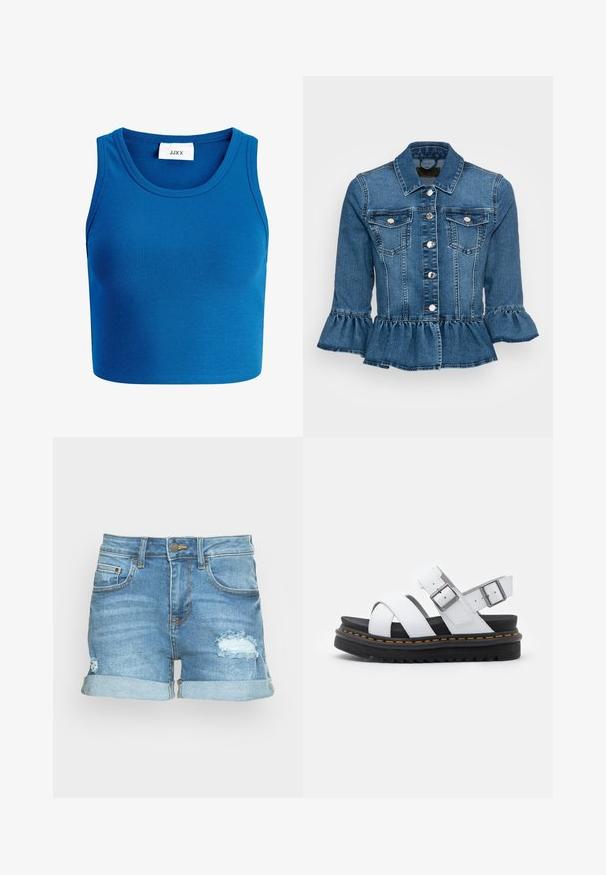 Veste en denim bleu moyen avec un ourlet froncé, deux poches poitrine, des boutons argentés, et un col classique avec des manches trois-quarts.; Top court bleu à côtes avec décolleté large, design sans manches, et une étiquette portant la mention "JJXX" située au centre du décolleté.; Shorts en denim bleu clair avec un motif usé. Dotés de revers, de poches avant et arrière, et d'une fermeture à bouton en métal.; Sandales en cuir blanc avec des sangles réglables à boucle, semelle en noir superposée et détail de couture orange le long du bord.
