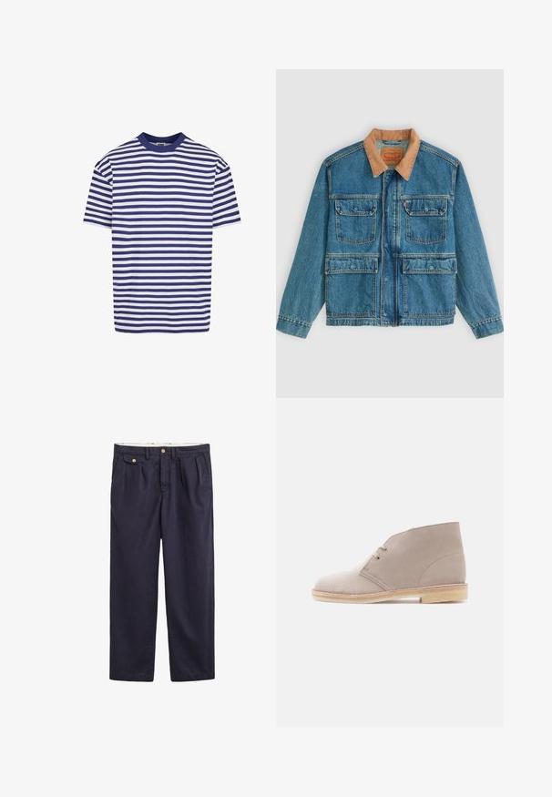 Blaue Jeansjacke mit vier vorderen Klappentaschen und braunem Cordkragen, dargestellt vor hellem einfarbigem Hintergrund.; Kurzärmliges gestreiftes T-Shirt mit navyblauen und weißen horizontalen Streifen, runder Ausschnitt, lockere Passform und weichem Baumwollmaterial.; Marineblaue Freizeithose mit geknöpfter Seitenklappe, vorderen Falten und Gürtelschlaufen.; Beiger Wildleder-Stiefelette mit Zwei-Ösen-Schnürung, Kreppsohle und niedrigem gestapeltem Absatz, seitlich auf einfarbigem Hintergrund gezeigt.