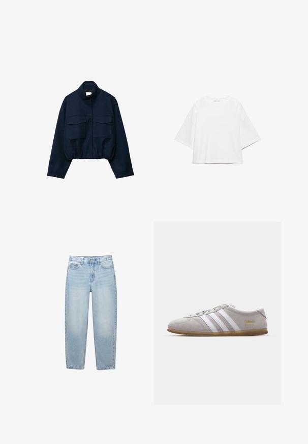 Marineblå cropped jakke med høj krave, to store frontlommer med klap, lange ærmer og elastisk kant.; Hvid, kortærmet, løs t-shirt lavet af blød bomuld. Har rund halsudskæring og brede ærmer, med et rent, enkelt design.; Lyseblå jeans med høj talje og lige ben med forreste knap, lynlås lukning, bæltestropper og fem-lomme-design på hvid baggrund.; Grå suedestøvle med hvide læderstriber og guldlogo-detalje. Flad gummisål, rund tå og klassisk snølukkedesign.