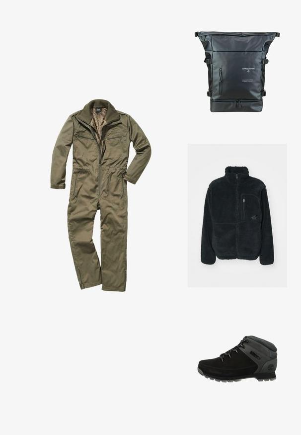 Sort fleecejakke med høj krave, fuld frontlynlås og brystlomme. Har en tekstureret, blød overflade og logo på lommen.; Oliven grønt jumpsuit lavet af holdbart stof, med lynlås foran, ribbet krave og flere lynlåslommer på brystet og siderne.; Sorte vandrestøvler med grå syntetiske detaljer, en polstret krave og snørebåndsdesign. Tekstureret overdel med logo detalje på siden.; Sort rulle-top rygsæk lavet af vandtæt materiale. Har justerbare stropper, en frontlomme med lynlås og trykte branddetaljer.