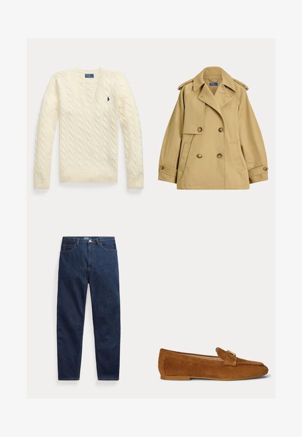 Trench coat beige de doble botonadura con solapas anchas, trabillas abotonadas en los hombros, bolsillos laterales y puños abotonados.; Jersey de punto grueso color crema con mangas largas, cuello en V y pequeño logo bordado en azul oscuro en el lado izquierdo del pecho.; Vaqueros de mezclilla azul oscuro con cinco bolsillos, cierre de botón y corte recto, colocados planos sobre un fondo blanco.; Mocasín plano de ante marrón con detalle de hebilla metálica dorada en la parte superior y suela de tacón bajo.