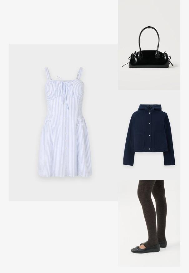 Chaqueta con capucha de color azul marino, con mangas largas, botones a presión en la parte delantera y dos grandes bolsillos frontales, mostrada sobre un fondo blanco.; Vestido a rayas en azul claro y blanco, con tirantes finos, un lazo en el escote y botones en la parte delantera. Tejido texturizado con un corsé ajustado.; Piernas con leggings oscuros acanalados combinados con bailarinas negras que presentan pequeños detalles de lazo sobre un fondo blanco.; Pequeño bolso negro brillante con dos asas largas y detalles de cordón lateral sobre un fondo claro liso.