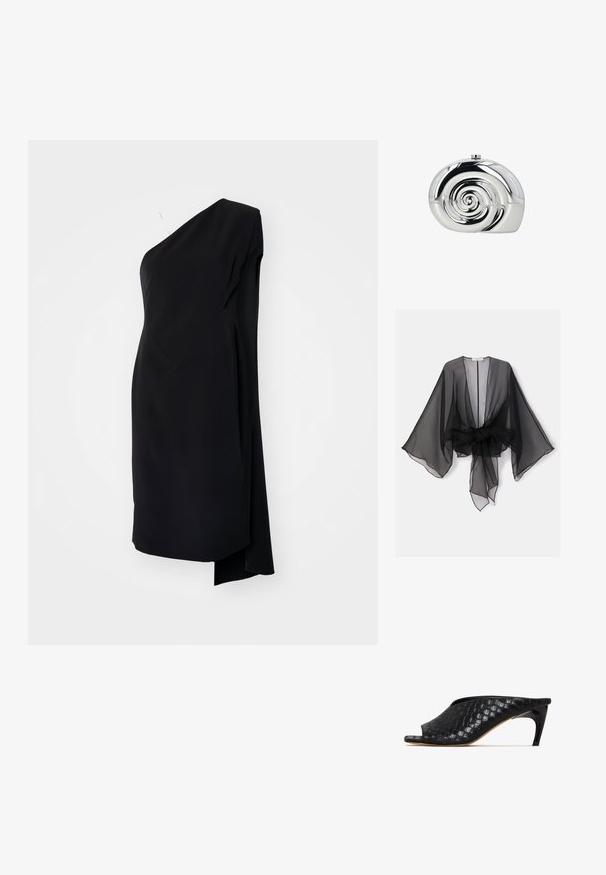 Sort gennemsigtig kimono med brede ærmer og et bindedetalje ved taljen. Stoffet er let og har en flydende, gennemsigtig tekstur.; Sort asymmetrisk kjole med én skulder, lavet af glat stof, med en draperet design og en sideslids for ekstra detaljer.; Sorte vævede mule-sandaler med åben tå og en slank, buet hæl. Materialet har en blank finish og viser et tekstureret, ternet mønster.; Skinnende sølv clutch formet som en spiralformet snegl med en lille lås øverst mod en hvid baggrund.
