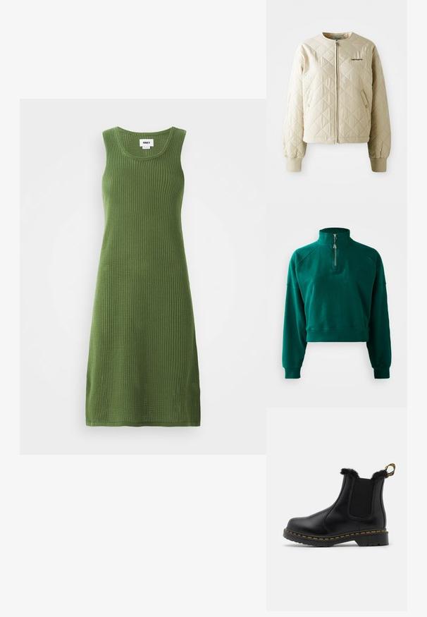 Beige gesteppelde jas met een ronde kraag, rits aan de voorkant en opgestikte zakken. Elastische manchetten en zoom, met een logo op de linkerkant van de borst.; Korte sweatshirt in donkergroen, met een halve ritssluiting, geribbelde manchetten en een zachte textuur. Geborduurd logo op de borst.; Gebreide mouwloze jurk in olijfgroen met een geribde textuur, voorzien van een ronde halslijn en zijsplitten voor bewegingsgemak.; Zwarte leren enkelboots met textuur in de elastische zijpanelen, een bontafwerking aan de bovenkant, gele stiksels en een stevige rubberen zool.