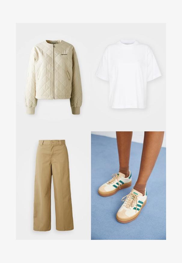 Beige gesteppte Jacke mit rundem Kragen, Frontreißverschluss und Taschen mit Patte. Elastische Bündchen und Saum, mit einem Logo auf der linken Brust.; Weißes Baumwoll-T-Shirt mit Rundhalsausschnitt, kurzen Ärmeln und lockerer Passform. Verfügt über ein dezentes Logo auf der linken Brustseite. Glatte Textur.; Beigeweite Hose aus einem Baumwoll-Mischgewebe, mit einem Knopfverschluss, Gürtelschlaufen und Fronttaschen.; Beige Sneakers mit dunkelgrünen Streifen, Gummisohle, Obermaterial aus Wildleder und Textil sowie neutralen Hardwareteilen, kombiniert mit braunen Socken auf einer hellblauen Oberfläche.