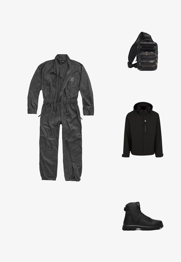 Chaqueta negra con cremallera y capucha, con cordones ajustables, bolsillos laterales y una tela suave y texturizada. Presenta un diseño de cuello alzado.; Mono negro de manga larga con cremallera frontal, cintura y puños elásticos, múltiples bolsillos con cremallera y cuello mao con botón a presión.; Bota alta de cuero negra con suela gruesa y con dibujo, cierre de cordones en la parte delantera y logo de G-Star cerca del tobillo sobre un fondo blanco.; Bolsa táctica de bandolera compacta en camuflaje negro y gris con múltiples compartimentos con cremallera y correa de hombro acolchada y ajustable.