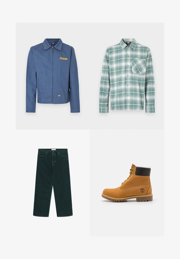 Blå lynlåstrøje lavet af slidstærkt stof, med spids krave, sidelommer og gul "Dickies" brodering på brystet.; Skjorte i grøn og hvid tern, lavet af flannel. Har en knaplukket krave, lange ærmer og en enkelt lomme på venstre bryst.; Mørkegrønne vidde denimjeans med knap- og lynlås lukning, forlommer og bæltestropper, liggende fladt på en hvid baggrund.; Brune læder ankelstøvle med metaløjer, hvid pelsforing, sort polstret krave, robust sål og præget logo på siden.