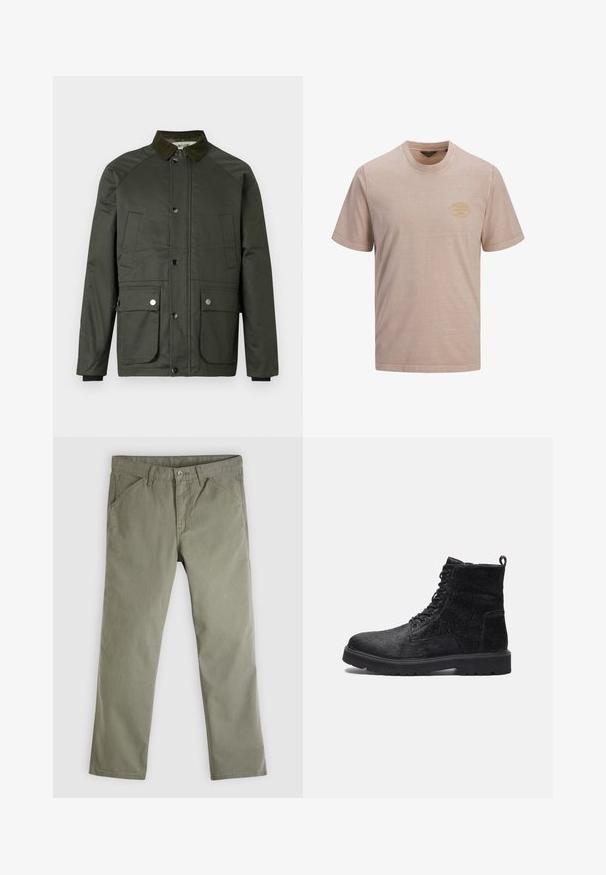 Dunkelgrüne Jacke mit einem Cordkragen, Druckknöpfen, zwei Vordertaschen und einer glatten Textur. Verfügt über Raglanärmel und einen geraden Schnitt.; Beiges T-Shirt mit kurzen Ärmeln und Rundhalsausschnitt mit einem kleinen runden gelben Logo auf der linken Brust, vor weißem Hintergrund dargestellt.; Herrenhose in geradem Schnitt, olivgrün, leger, mit Taschen vorne und hinten, Knopfverschluss und Gürtelschlaufen.; Schwarze Ankle Boots mit einer strukturierten Oberfläche, ausgestattet mit Schnürung vorne, robustem Gummisohle und einer Zuglasche hinten für einfaches An- und Ausziehen.