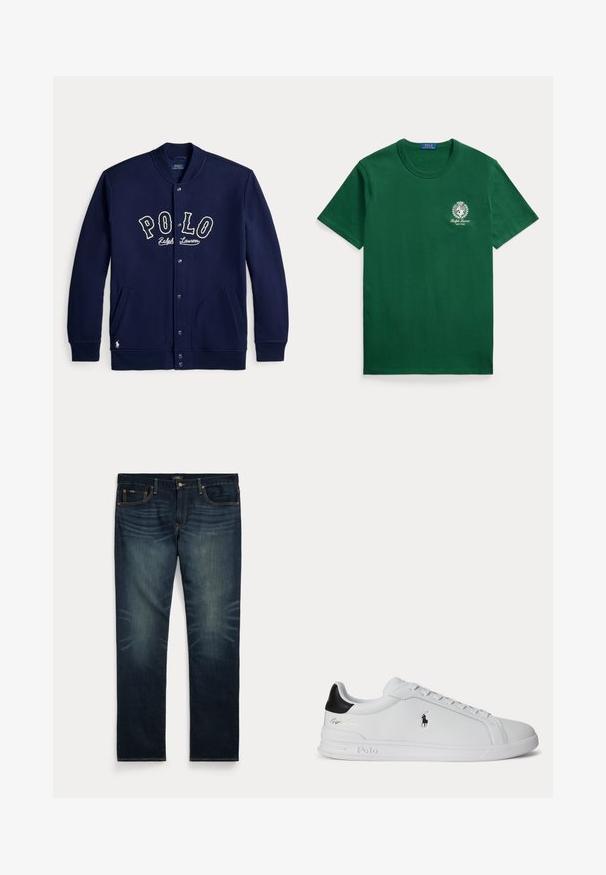 Marineblaue Jacke mit Knopfleiste und "POLO Ralph Lauren" Schriftzug auf der Vorderseite sowie Taschen auf beiden Seiten, mit langen Ärmeln und gerippten Bündchen.; Dunkelgrünes T-Shirt mit kurzen Ärmeln und Rundhalsausschnitt mit kleinem weißem Ralph Lauren Wappen und Schriftzug auf der linken Brust.; Dunkelblaue Jeans aus Denim mit dezentem Verblassen an den vorderen Oberschenkeln und orangefarbenen Nähten, mit Knopf- und Reißverschluss sowie fünf Taschen.; Weißer Sneaker mit niedrigem Schaft, schwarzem Fersenlasche, Schnürsenkeln und Polo Ralph Lauren Logo an der Seite, mit geprägten Sohlen-Details.