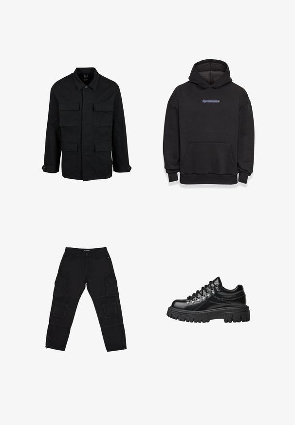 Sort bomuldsjakke med krave, knaplukning og fire forlommer. Lange ærmer med knapmanchetter, der har et enkelt og elegant design.; Sort hætte sweatshirt lavet af en blanding af bomuldsstof. Har en frontlomme og et logo i blå og rød. Ribbekanter ved håndleddene og kanten.; Sorte cargo-bukser lavet af slidstærkt stof, med flere cargo-lommer, lynlåse ved anklerne og lige ben med diskrete stikninger.; Sorte, kraftige sømmelæder vandresko med metaløjer og tykke sorte snørebånd, set fra siden på hvid baggrund.