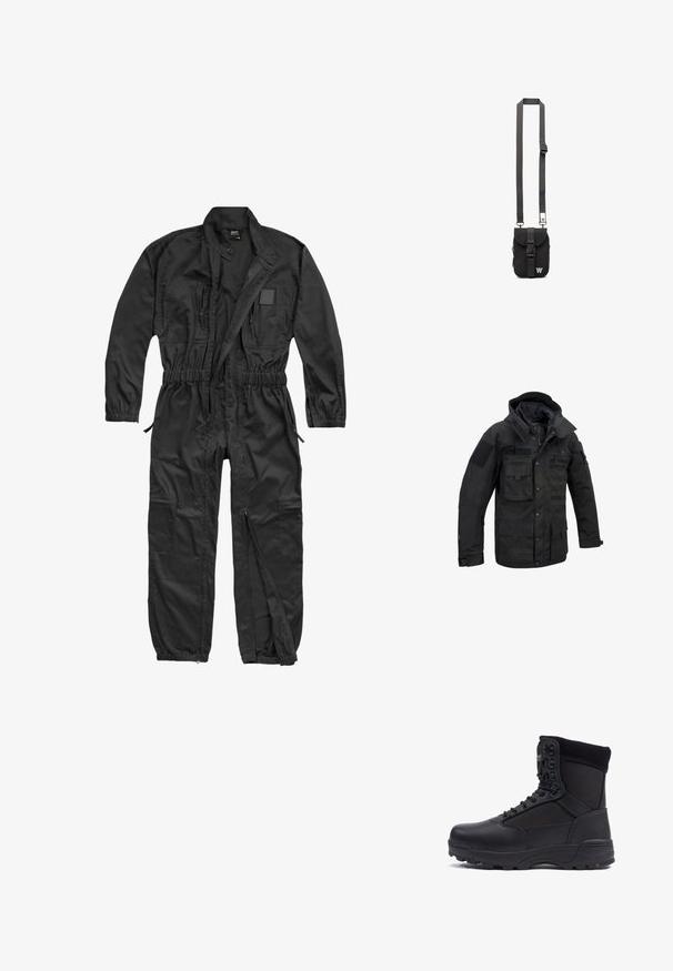 Schwarze taktische Jacke aus strapazierfähigem Stoff, ausgestattet mit mehreren Taschen, verstellbarem Kapuzen und Klettverschlüssen. Strukturierte Form mit verstärkten Nähten.; Brandit BRANDIT HERREN EINSATZKOMBI - Jumpsuit - black; Schwarzer taktischer Stiefel mit einem glatten Lederoberteil und Stoffpaneelen, hoher Knöchelgestaltung, schnürbarem vorderen Teil und robustem Gummisohle.; Schwarze Stoff-Crossbody-Tasche mit verstellbarem Riemen, Klappe vorne und Reißverschlusstasche. Mit gebrandeten Beschlägen und kompaktem rechteckigem Design.