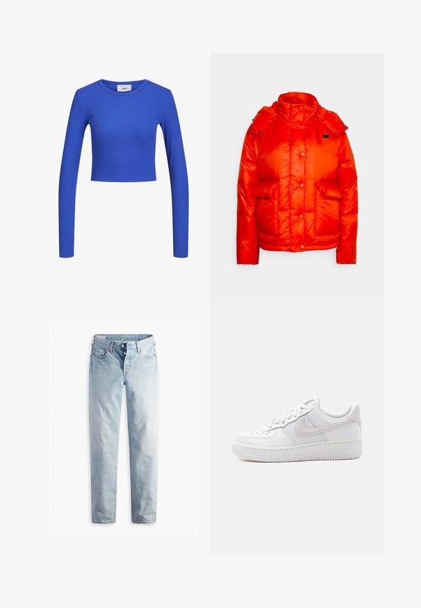 Levi's® LUNA CORE PUFFER - Winterjas - orange; Blauw langwerpig gebreid crop top met een ronde hals. Effen textuur en aansluitend ontwerp, met een subtiel patroon overal. Merklabel zichtbaar.; Lichtblauwe spijkerbroek met een rechte pijp, vijf zakken en metalen knoopsluitingen op een standaard tailleband.; Witte lage Nike Air Force 1 sneaker met witte veters, perforaties op de neusplaat en een mesh paneel achter het Nike Swoosh-logo.