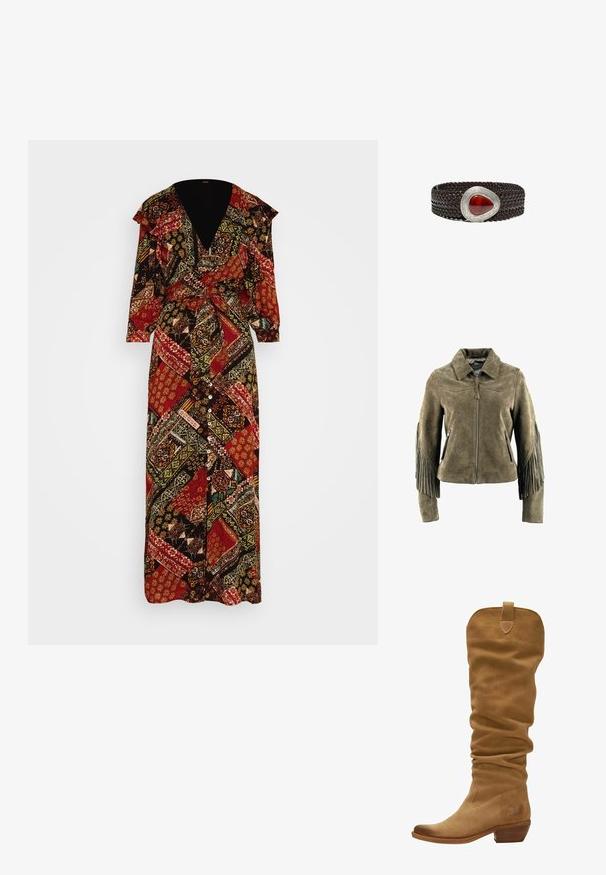 Olijfgroene suède jas met franjes aan de mouwen, ritszakken aan de voorkant en een spitse kraag, met een gladde textuur.; Free People LENNON DRESS - Maxi-jurk - black combo; Lichtbruine suède kniehoog laars met een slouchy ontwerp, pointed toe en een gestapelde hak. Voorzien van een lus aan de bovenkant voor gemakkelijker aan- en uittrekken.; Donkerbruine geweven leren riem met een grote zilveren gesp met een gegraveerd bloemmotief en een rode druppelvormige steen.