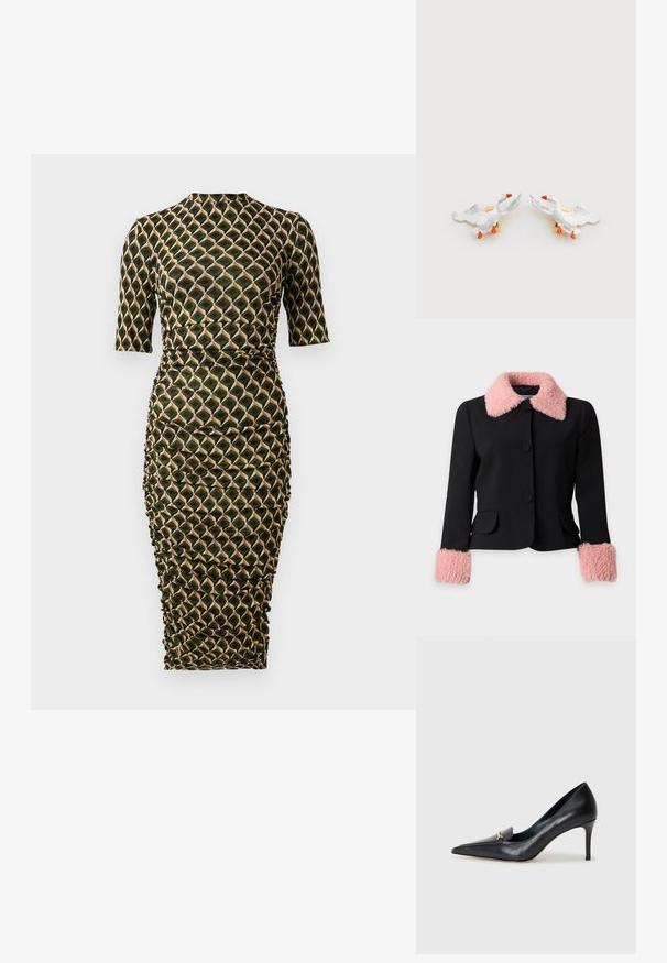 Chaqueta negra con gran cuello de piel sintética rosa y puños a juego de piel sintética rosa, con tres grandes botones negros y dos bolsillos delanteros.; Vestido ajustado de longitud hasta la rodilla con mangas tres cuartos, cuello alto, laterales fruncidos y un patrón geométrico de diamantes en verde, negro y beige.; Zapato de piel negra con punta afilada, escote bajo y un detalle decorativo dorado. Cuenta con un tacón de aguja y textura suave.; Pendientes de cerámica en forma de pato con cuerpos blancos, picos naranjas y herrajes de tono dorado, con alas elevadas y texturas detalladas.