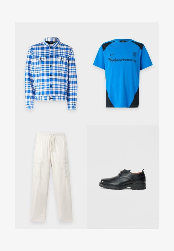 Blå og hvidt ternet skjorte med krave, som har to forlommer, sorte knapper og en blød stoftekstur.; Replay SHORT SLEEVE GRAPHIC - T-shirts print - azzurro; Lys beige cargo bukser lavet af bomuldsblanding; med elastisk talje, snor og to sidelommer til praktisk brug.; Sorte læder derby-sko med en glat overflade, rund tå, snøre-design og en tyk, robust gummisål.