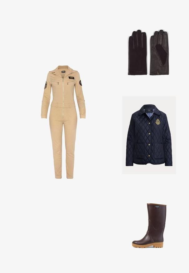 Marineblå quiltet jakke med diamantmønster, guldknapper, to forlommer og en stribet inderfor. Har et broderet emblem.; Kahki jumpsuit med lynlås fortil, lange ærmer og krave. Har to påsatte lommer, et logo-patch på brystet og skulderdetaljer.; Mørkebrun gummistøvle til midt på skinnebenet med lysebrun sål, tekstureret slidbane og "AIGLE" logo-patch nær toppen.; Mørkebrune læderhandsker med en glat ydre finish, femfingersdesign og et indre foer. Inkluderer en lille åbning ved håndleddet.