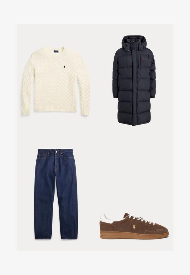 Abrigo de invierno largo negro acolchado con capucha, bolsillos frontales, bolsillo vertical con cremallera en el pecho y pequeño logo rojo en el pecho izquierdo.; Jersey de punto trenzado color crema con mangas largas y logo de Polo Ralph Lauren bordado en el pecho izquierdo.; Vaqueros de mezclilla azul oscuro con perneras rectas, cinco bolsillos, cierre de botones y costuras visibles.; Zapatilla de ante marrón con cordones y talón blancos, suela de goma y logo dorado del caballo de Ralph Lauren en el lateral.