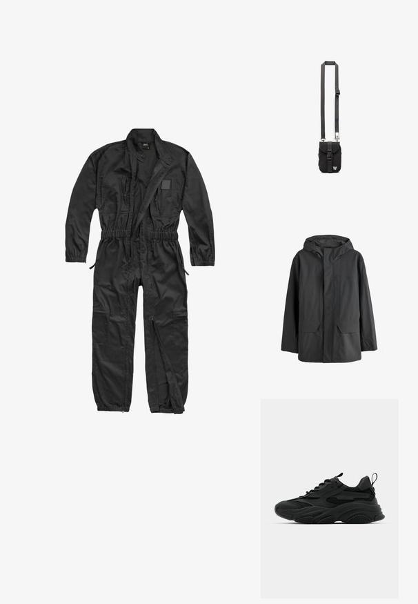 Sort vandtæt hættejakke med frontklap, der dækker lynlåsen, og to store forlommer.; Brandit BRANDIT HERREN EINSATZKOMBI - Buksedragter - black; Sorte atletiske sneakers med en kraftig sål, meshpaneler og gummidetaljer. Har en trækflap ved hælen og strukturerede mønstre.; Sort stof crossbody tas med justerbar skulderrem, frontklap og lynlåslomme. Udstyret med mærkehardware og en kompakt rektangulær form.