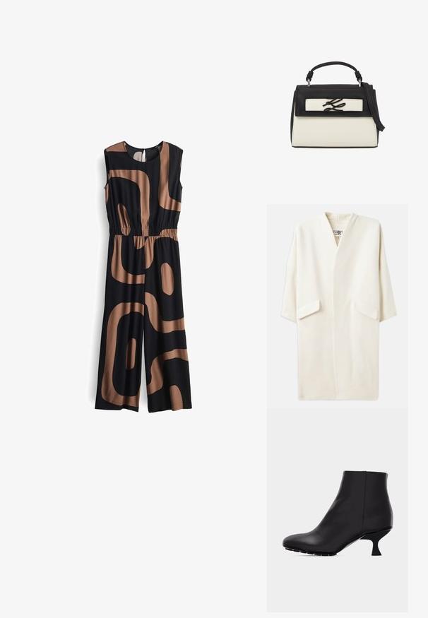 Crème-kleurige middellange jas met een ontspannen pasvorm, kimono-stijl mouwen en twee voorzakken. Zacht, gladde stof, minimalistisch ontwerp.; Zwart jumpsuit met bruine abstracte patronen, mouwloos ontwerp, elastische taille en een ronde halslijn. Glad stof met een losse pasvorm.; Zwarte leren enkellaars met een spitse neus en een unieke, gebogen hak van gemiddelde hoogte, weergegeven tegen een eenvoudige lichtgrijze achtergrond.; Zwart-witte leren handtas met bovenhandvat, verstelbare schouderriem en metalen gestileerd logo op de voorklep.