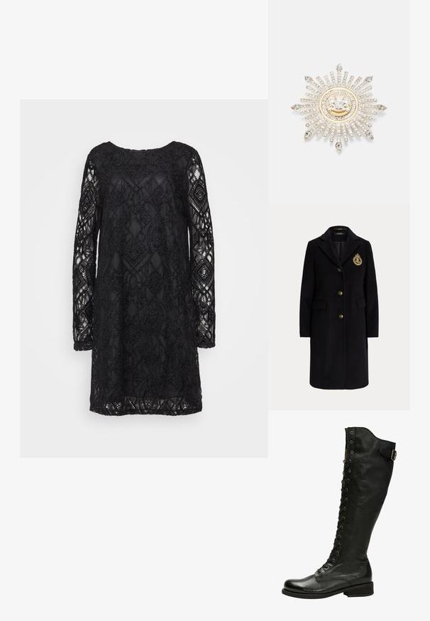 Schwarzer langer Wollmantel mit goldenen Knöpfen und einem gold bestickten Wappen auf der linken Brustseite, mit einem Reverskragen und Pattentaschen.; Schwarzes Spitzenkleid mit geometrischem Muster, langen Ärmeln und Rundhalsausschnitt, mit transparenter Textur und fester Unterlage.; Schwarze Leder-Knöchelstiefel mit Schnürung vorne, silbernen Ösen und seitlichem Schnallenverschluss. Verfügt über eine strukturierte Oberfläche und einen gestapelten Absatz.; Silberne Brosche mit einem Sonnenstrahlen-Design, verziert mit klaren Rhinestones und einem goldakzentuierten, kreisförmigen Zentrum mit einem Emblem.